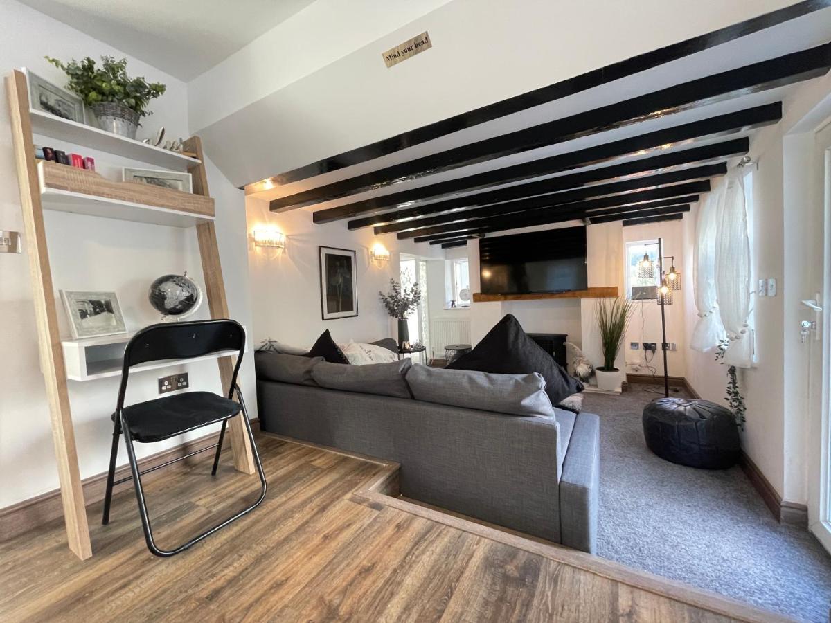 Tollgate House - Luxury Cozy Cottage - Huge Hot Tub - Alton Towers Cheadle  Extérieur photo