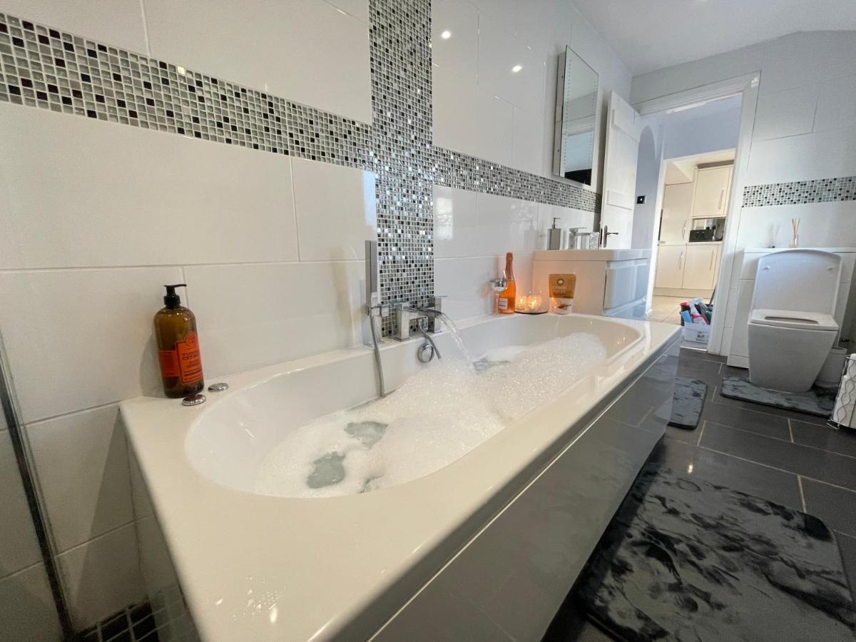 Tollgate House - Luxury Cozy Cottage - Huge Hot Tub - Alton Towers Cheadle  Extérieur photo